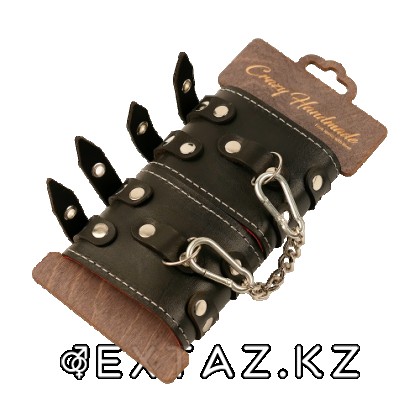 Наручники из кожи с двумя ремнями и красной подкладкой - extaz.kz фото 2 Екі белбеуі және қызыл астары бар былғарыдан жасалған кісендер от sex shop Extaz фото 2