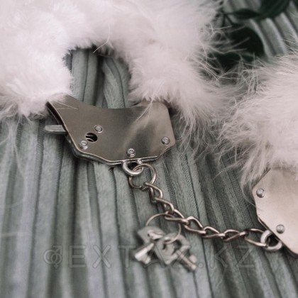 Adrien Lastic ақ қауырсынды металл кісендер от sex shop Extaz фото 4