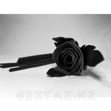 Былғары құйрықтары бар қара раушан лак от sex shop Extaz