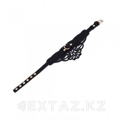 Өрнектері мен алтын арматурасы бар бұйра шокер от sex shop Extaz