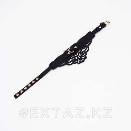 Өрнектері мен алтын арматурасы бар бұйра шокер от sex shop Extaz