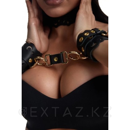 Өрнектері мен алтын арматурасы бар қара былғарыдан жасалған кісендер от sex shop Extaz фото 2