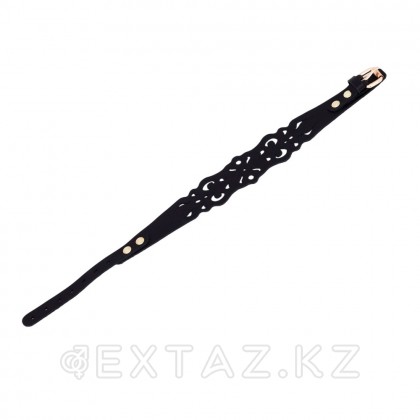 Өрнектері мен алтын арматурасы бар қара былғары шокер от sex shop Extaz