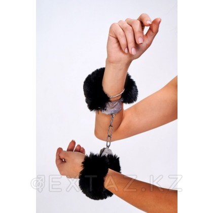 Үлпілдек қара жүні бар батыл кісендер (Be Mine) от sex shop Extaz фото 3
