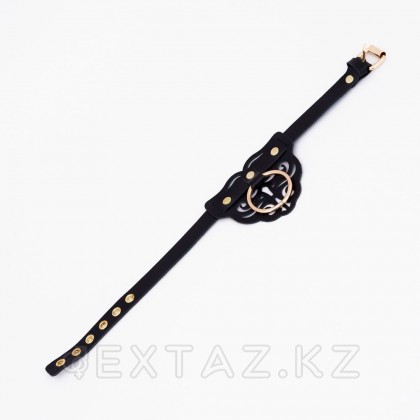 Тойтармалар мен алтын арматурасы бар шокер от sex shop Extaz